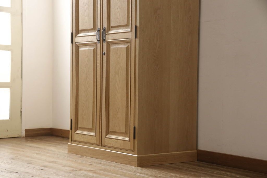 ワードローブを小さくリメイク!幅を小さくリサイズし、天板・台輪はカットしてシンプルなものに変更。ハンドルを交換し鍵穴隠しカバーを取り付け。全体の塗装を剥離してクリアワックス仕上げ。