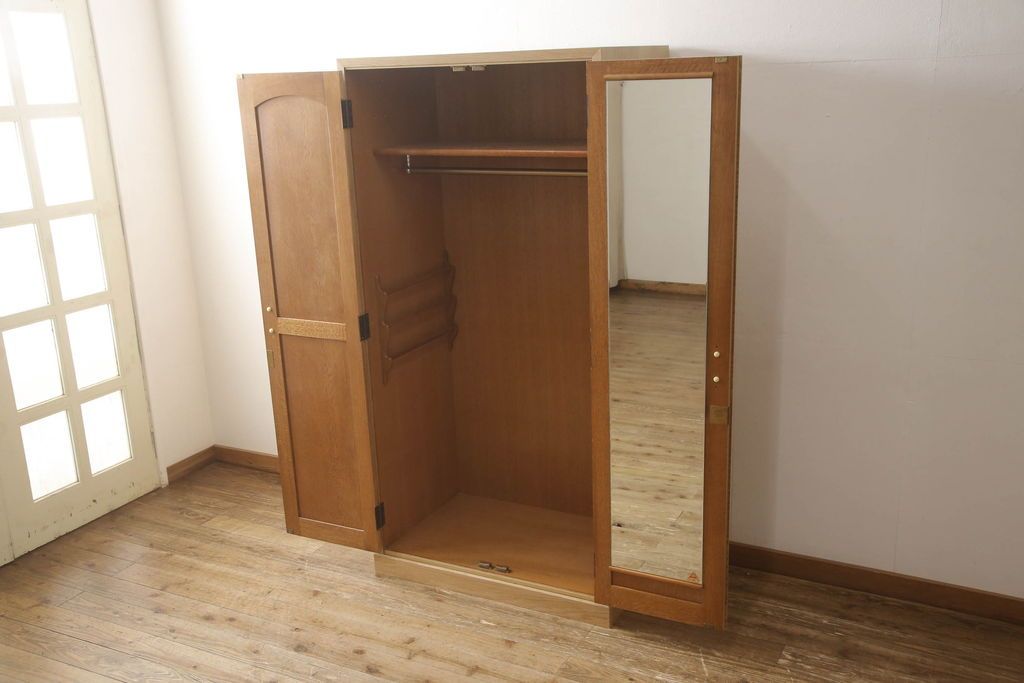 ワードローブを小さくリメイク!幅を小さくリサイズし、天板・台輪はカットしてシンプルなものに変更。ハンドルを交換し鍵穴隠しカバーを取り付け。全体の塗装を剥離してクリアワックス仕上げ。