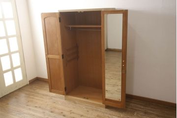 ワードローブを小さくリメイク!幅を小さくリサイズし、天板・台輪はカットしてシンプルなものに変更。ハンドルを交換し鍵穴隠しカバーを取り付け。全体の塗装を剥離してクリアワックス仕上げ。