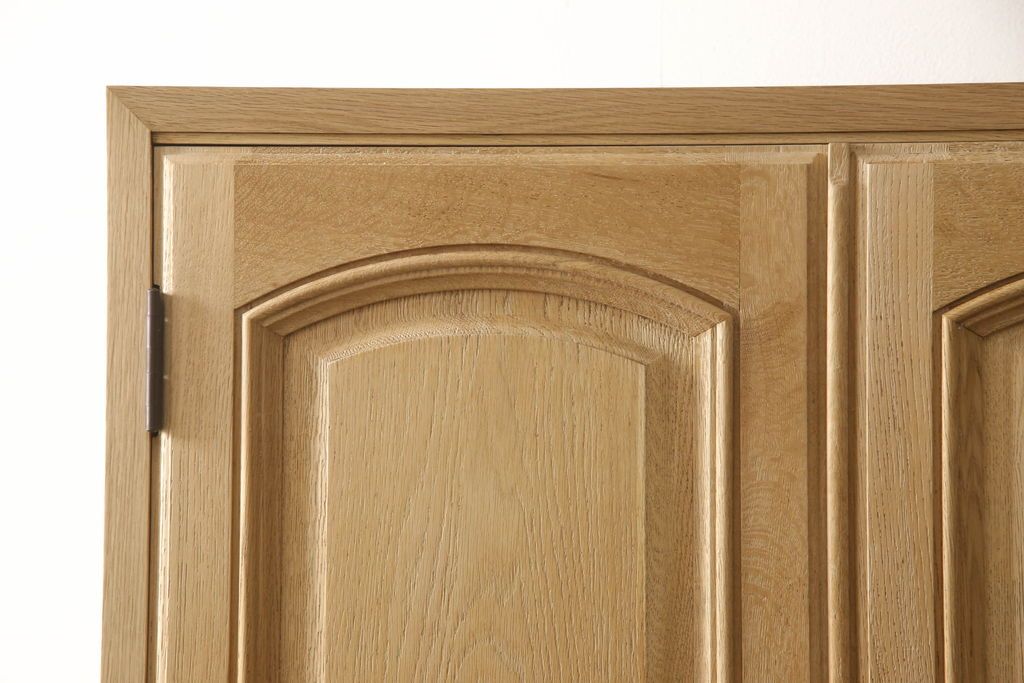 ワードローブを小さくリメイク!幅を小さくリサイズし、天板・台輪はカットしてシンプルなものに変更。ハンドルを交換し鍵穴隠しカバーを取り付け。全体の塗装を剥離してクリアワックス仕上げ。