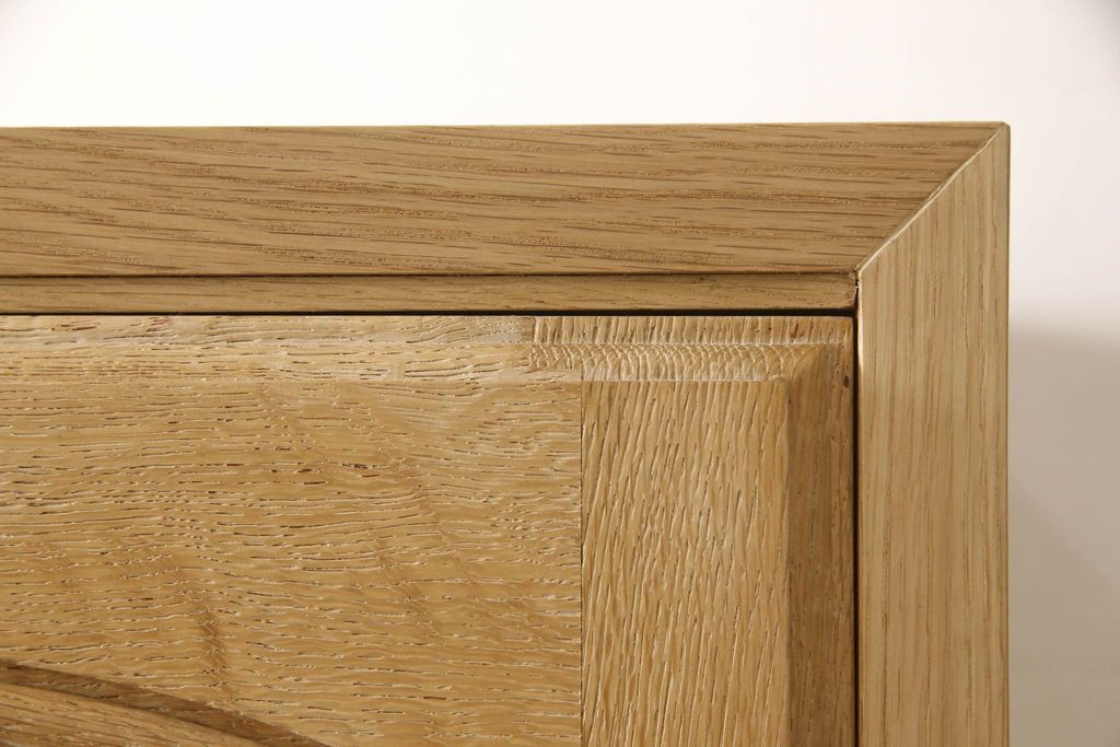 ワードローブを小さくリメイク!幅を小さくリサイズし、天板・台輪はカットしてシンプルなものに変更。ハンドルを交換し鍵穴隠しカバーを取り付け。全体の塗装を剥離してクリアワックス仕上げ。