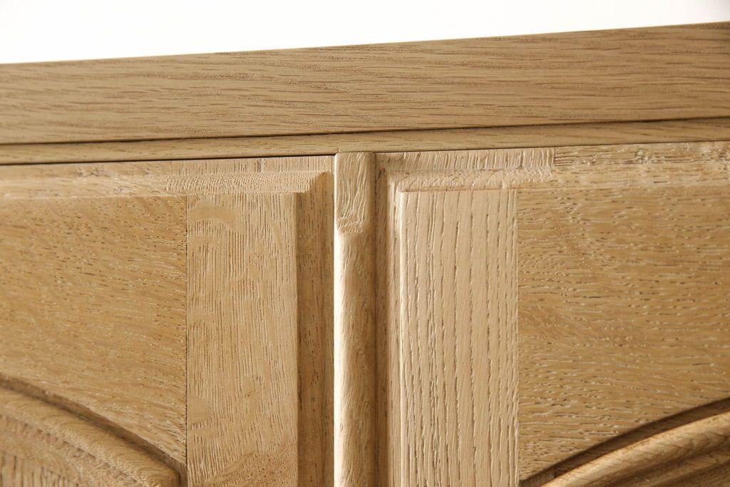 ワードローブを小さくリメイク!幅を小さくリサイズし、天板・台輪はカットしてシンプルなものに変更。ハンドルを交換し鍵穴隠しカバーを取り付け。全体の塗装を剥離してクリアワックス仕上げ。