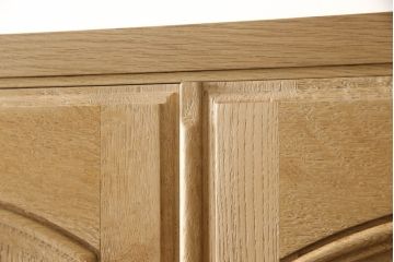 ワードローブを小さくリメイク!幅を小さくリサイズし、天板・台輪はカットしてシンプルなものに変更。ハンドルを交換し鍵穴隠しカバーを取り付け。全体の塗装を剥離してクリアワックス仕上げ。