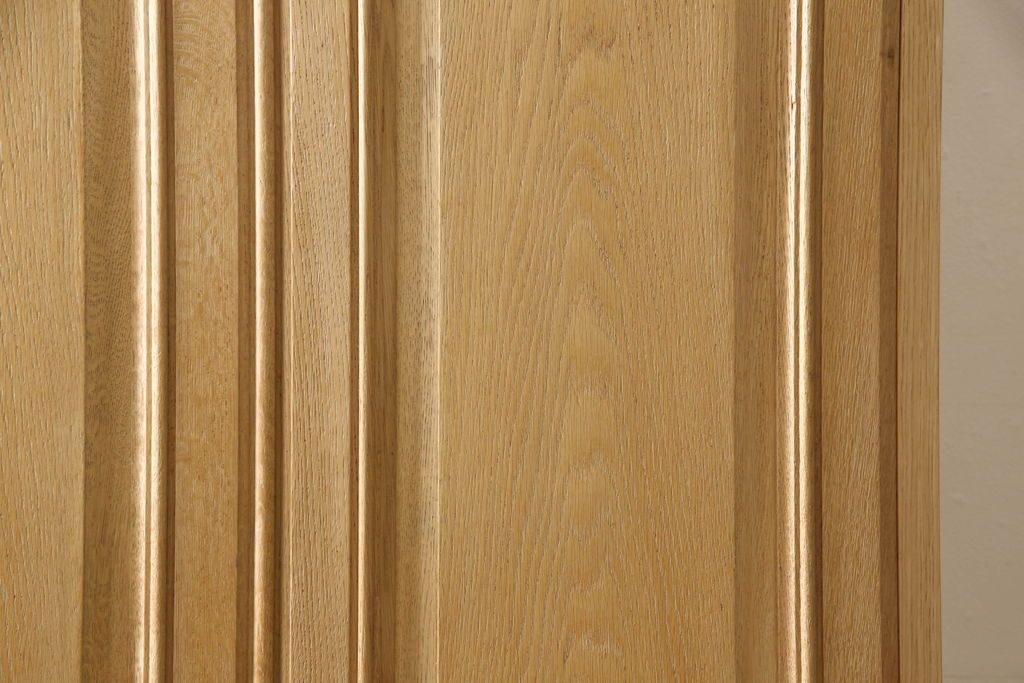 ワードローブを小さくリメイク!幅を小さくリサイズし、天板・台輪はカットしてシンプルなものに変更。ハンドルを交換し鍵穴隠しカバーを取り付け。全体の塗装を剥離してクリアワックス仕上げ。