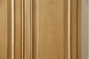 ワードローブを小さくリメイク!幅を小さくリサイズし、天板・台輪はカットしてシンプルなものに変更。ハンドルを交換し鍵穴隠しカバーを取り付け。全体の塗装を剥離してクリアワックス仕上げ。