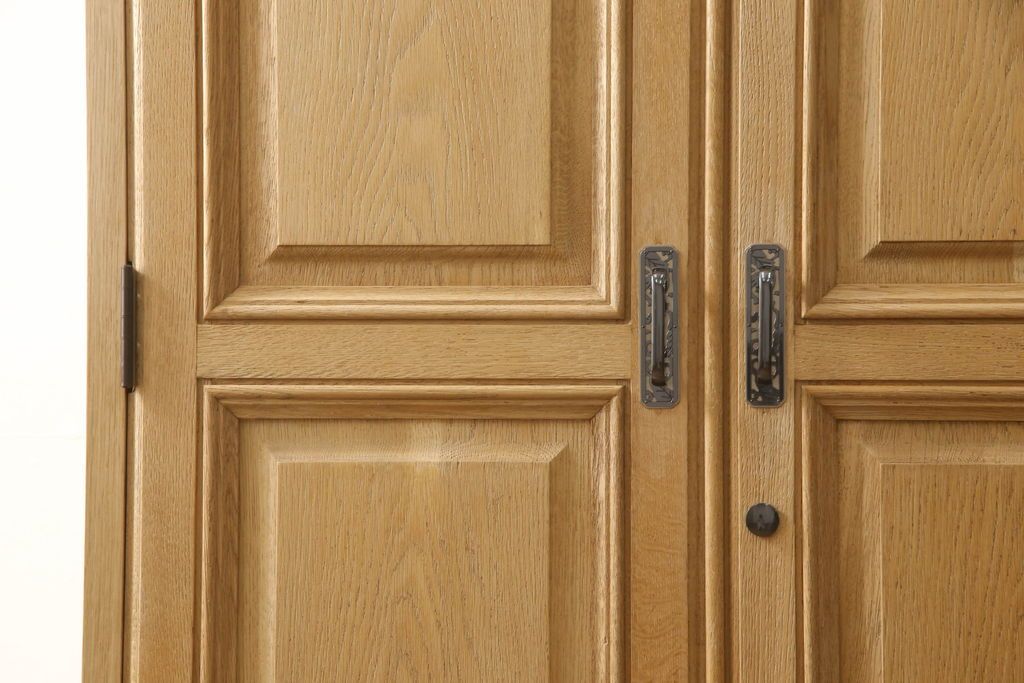 ワードローブを小さくリメイク!幅を小さくリサイズし、天板・台輪はカットしてシンプルなものに変更。ハンドルを交換し鍵穴隠しカバーを取り付け。全体の塗装を剥離してクリアワックス仕上げ。