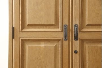 ワードローブを小さくリメイク!幅を小さくリサイズし、天板・台輪はカットしてシンプルなものに変更。ハンドルを交換し鍵穴隠しカバーを取り付け。全体の塗装を剥離してクリアワックス仕上げ。