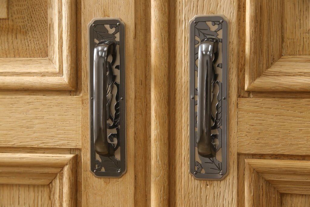 ワードローブを小さくリメイク!幅を小さくリサイズし、天板・台輪はカットしてシンプルなものに変更。ハンドルを交換し鍵穴隠しカバーを取り付け。全体の塗装を剥離してクリアワックス仕上げ。