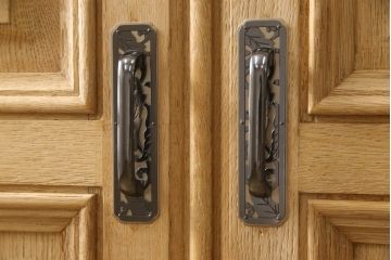 ワードローブを小さくリメイク!幅を小さくリサイズし、天板・台輪はカットしてシンプルなものに変更。ハンドルを交換し鍵穴隠しカバーを取り付け。全体の塗装を剥離してクリアワックス仕上げ。