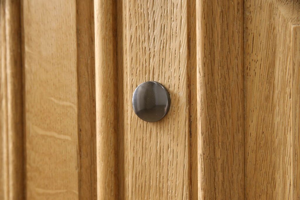 ワードローブを小さくリメイク!幅を小さくリサイズし、天板・台輪はカットしてシンプルなものに変更。ハンドルを交換し鍵穴隠しカバーを取り付け。全体の塗装を剥離してクリアワックス仕上げ。