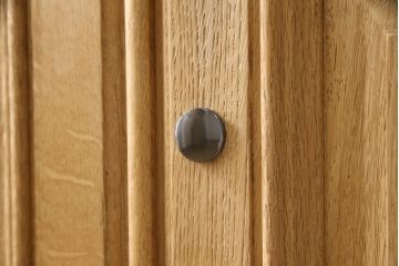 ワードローブを小さくリメイク!幅を小さくリサイズし、天板・台輪はカットしてシンプルなものに変更。ハンドルを交換し鍵穴隠しカバーを取り付け。全体の塗装を剥離してクリアワックス仕上げ。