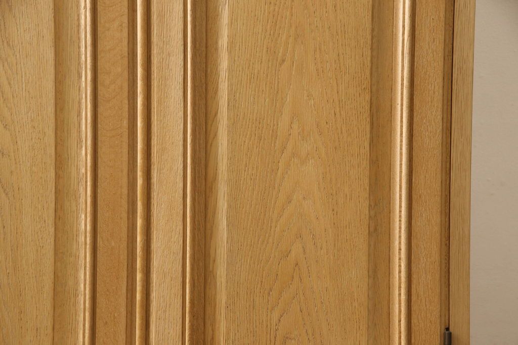 ワードローブを小さくリメイク!幅を小さくリサイズし、天板・台輪はカットしてシンプルなものに変更。ハンドルを交換し鍵穴隠しカバーを取り付け。全体の塗装を剥離してクリアワックス仕上げ。