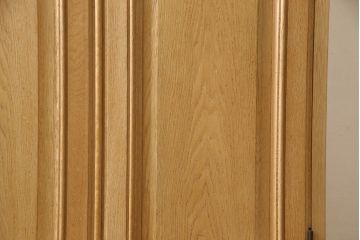 ワードローブを小さくリメイク!幅を小さくリサイズし、天板・台輪はカットしてシンプルなものに変更。ハンドルを交換し鍵穴隠しカバーを取り付け。全体の塗装を剥離してクリアワックス仕上げ。