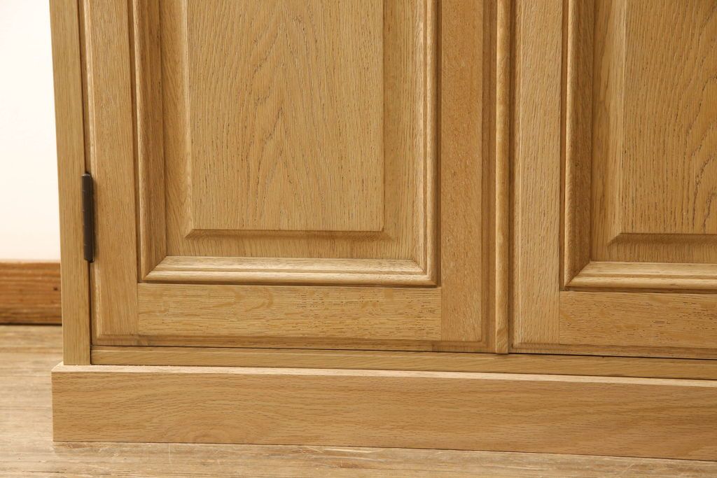 ワードローブを小さくリメイク!幅を小さくリサイズし、天板・台輪はカットしてシンプルなものに変更。ハンドルを交換し鍵穴隠しカバーを取り付け。全体の塗装を剥離してクリアワックス仕上げ。