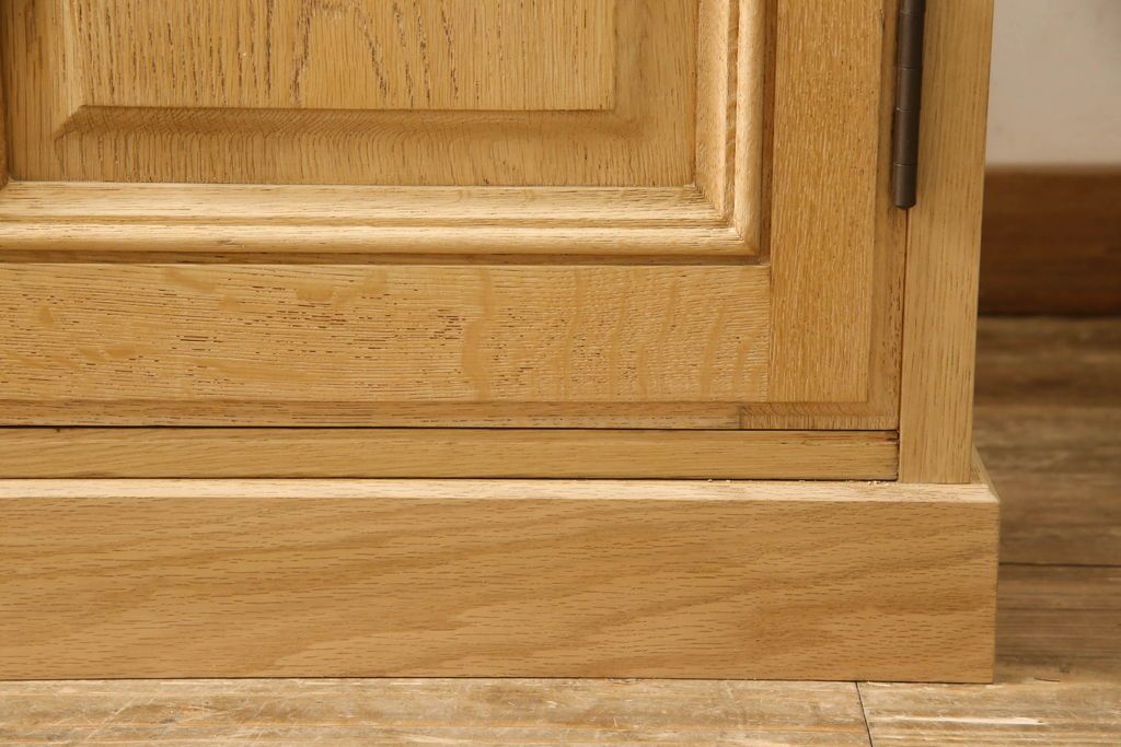 ワードローブを小さくリメイク!幅を小さくリサイズし、天板・台輪はカットしてシンプルなものに変更。ハンドルを交換し鍵穴隠しカバーを取り付け。全体の塗装を剥離してクリアワックス仕上げ。