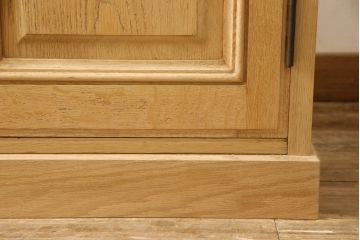 ワードローブを小さくリメイク!幅を小さくリサイズし、天板・台輪はカットしてシンプルなものに変更。ハンドルを交換し鍵穴隠しカバーを取り付け。全体の塗装を剥離してクリアワックス仕上げ。