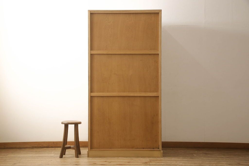 ワードローブを小さくリメイク!幅を小さくリサイズし、天板・台輪はカットしてシンプルなものに変更。ハンドルを交換し鍵穴隠しカバーを取り付け。全体の塗装を剥離してクリアワックス仕上げ。