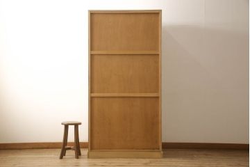 ワードローブを小さくリメイク!幅を小さくリサイズし、天板・台輪はカットしてシンプルなものに変更。ハンドルを交換し鍵穴隠しカバーを取り付け。全体の塗装を剥離してクリアワックス仕上げ。