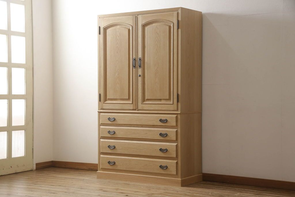 洋服箪笥を小さくリメイク!天板と台輪をカットし、シンプルなものに付け替え。幅も小さくリサイズ。取っ手と鍵穴隠しカバーを交換。塗装を剥離してクリアワックス仕上げ。