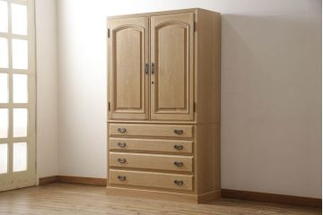 洋服箪笥を小さくリメイク!天板と台輪をカットし、シンプルなものに付け替え。幅も小さくリサイズ。取っ手と鍵穴隠しカバーを交換。塗装を剥離してクリアワックス仕上げ。