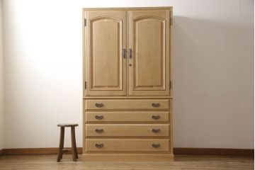 洋服箪笥を小さくリメイク!天板と台輪をカットし、シンプルなものに付け替え。幅も小さくリサイズ。取っ手と鍵穴隠しカバーを交換。塗装を剥離してクリアワックス仕上げ。