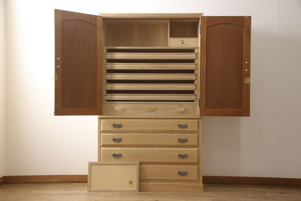 洋服箪笥を小さくリメイク!天板と台輪をカットし、シンプルなものに付け替え。幅も小さくリサイズ。取っ手と鍵穴隠しカバーを交換。塗装を剥離してクリアワックス仕上げ。