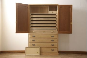 洋服箪笥を小さくリメイク!天板と台輪をカットし、シンプルなものに付け替え。幅も小さくリサイズ。取っ手と鍵穴隠しカバーを交換。塗装を剥離してクリアワックス仕上げ。