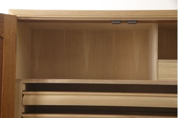 洋服箪笥を小さくリメイク!天板と台輪をカットし、シンプルなものに付け替え。幅も小さくリサイズ。取っ手と鍵穴隠しカバーを交換。塗装を剥離してクリアワックス仕上げ。