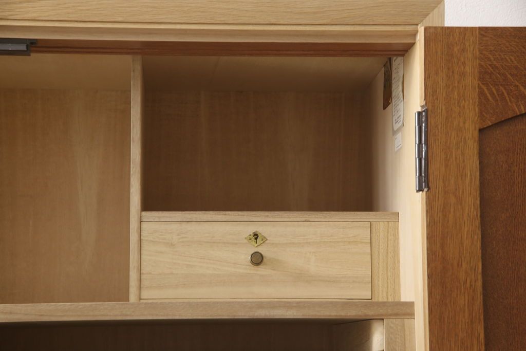 洋服箪笥を小さくリメイク!天板と台輪をカットし、シンプルなものに付け替え。幅も小さくリサイズ。取っ手と鍵穴隠しカバーを交換。塗装を剥離してクリアワックス仕上げ。