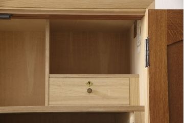 洋服箪笥を小さくリメイク!天板と台輪をカットし、シンプルなものに付け替え。幅も小さくリサイズ。取っ手と鍵穴隠しカバーを交換。塗装を剥離してクリアワックス仕上げ。