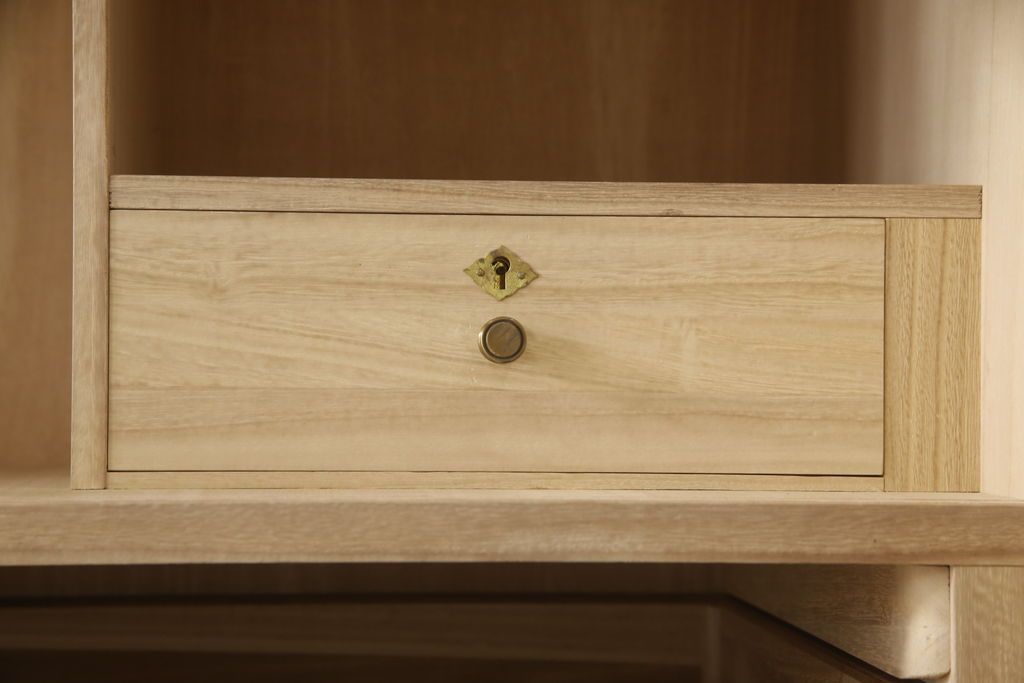 洋服箪笥を小さくリメイク!天板と台輪をカットし、シンプルなものに付け替え。幅も小さくリサイズ。取っ手と鍵穴隠しカバーを交換。塗装を剥離してクリアワックス仕上げ。