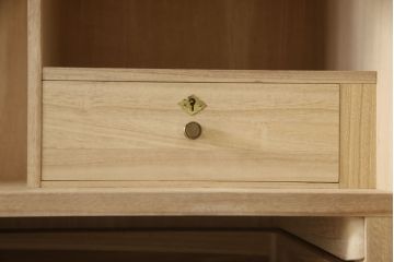 洋服箪笥を小さくリメイク!天板と台輪をカットし、シンプルなものに付け替え。幅も小さくリサイズ。取っ手と鍵穴隠しカバーを交換。塗装を剥離してクリアワックス仕上げ。