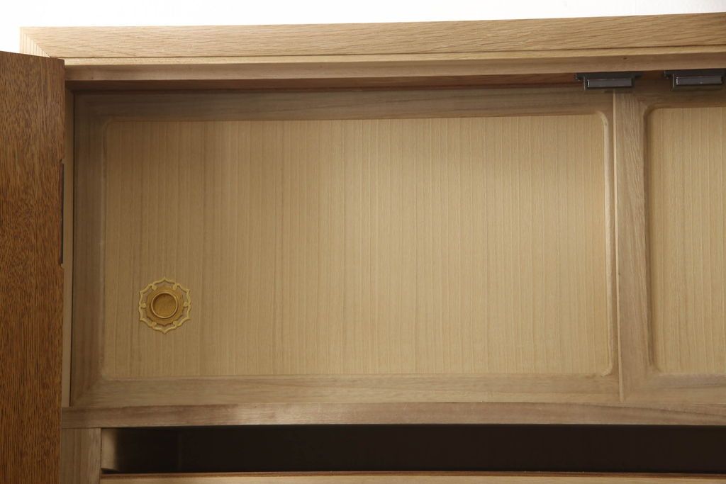 洋服箪笥を小さくリメイク!天板と台輪をカットし、シンプルなものに付け替え。幅も小さくリサイズ。取っ手と鍵穴隠しカバーを交換。塗装を剥離してクリアワックス仕上げ。