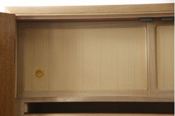 洋服箪笥を小さくリメイク!天板と台輪をカットし、シンプルなものに付け替え。幅も小さくリサイズ。取っ手と鍵穴隠しカバーを交換。塗装を剥離してクリアワックス仕上げ。