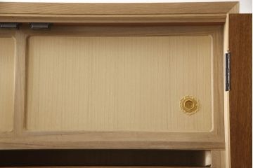 洋服箪笥を小さくリメイク!天板と台輪をカットし、シンプルなものに付け替え。幅も小さくリサイズ。取っ手と鍵穴隠しカバーを交換。塗装を剥離してクリアワックス仕上げ。