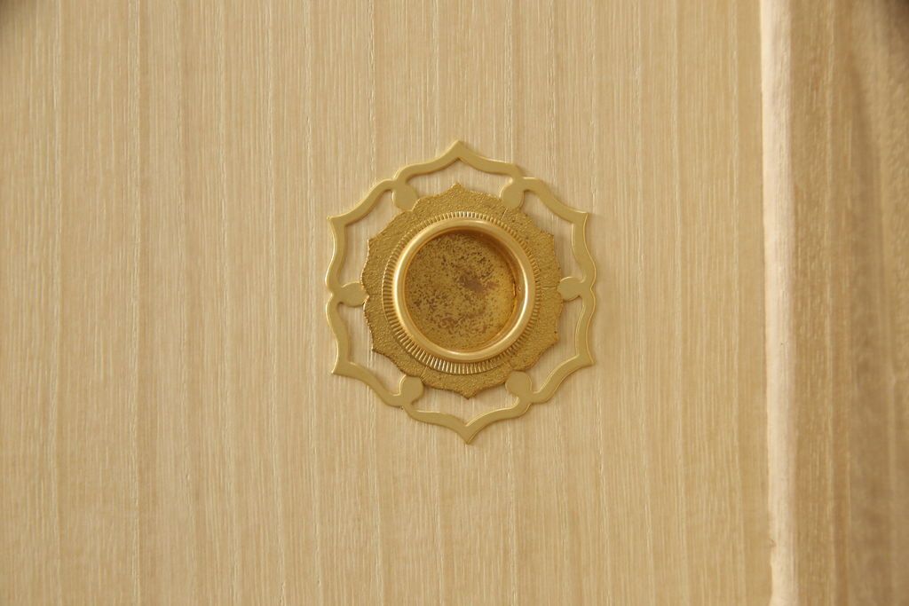 洋服箪笥を小さくリメイク!天板と台輪をカットし、シンプルなものに付け替え。幅も小さくリサイズ。取っ手と鍵穴隠しカバーを交換。塗装を剥離してクリアワックス仕上げ。