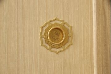 洋服箪笥を小さくリメイク!天板と台輪をカットし、シンプルなものに付け替え。幅も小さくリサイズ。取っ手と鍵穴隠しカバーを交換。塗装を剥離してクリアワックス仕上げ。