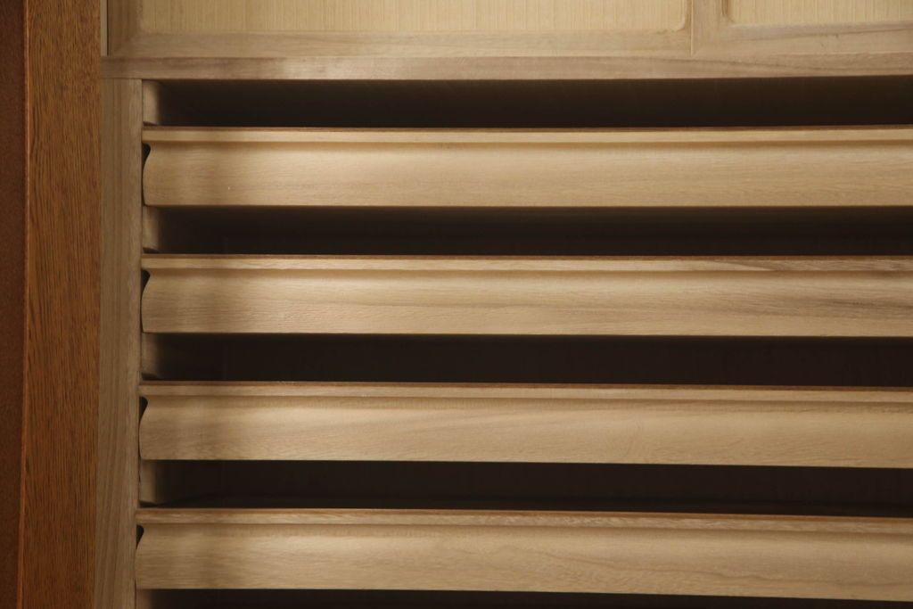 洋服箪笥を小さくリメイク!天板と台輪をカットし、シンプルなものに付け替え。幅も小さくリサイズ。取っ手と鍵穴隠しカバーを交換。塗装を剥離してクリアワックス仕上げ。