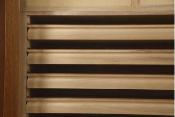 洋服箪笥を小さくリメイク!天板と台輪をカットし、シンプルなものに付け替え。幅も小さくリサイズ。取っ手と鍵穴隠しカバーを交換。塗装を剥離してクリアワックス仕上げ。