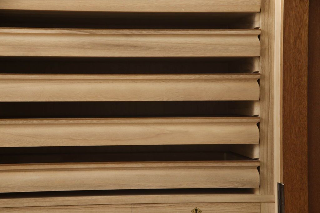 洋服箪笥を小さくリメイク!天板と台輪をカットし、シンプルなものに付け替え。幅も小さくリサイズ。取っ手と鍵穴隠しカバーを交換。塗装を剥離してクリアワックス仕上げ。