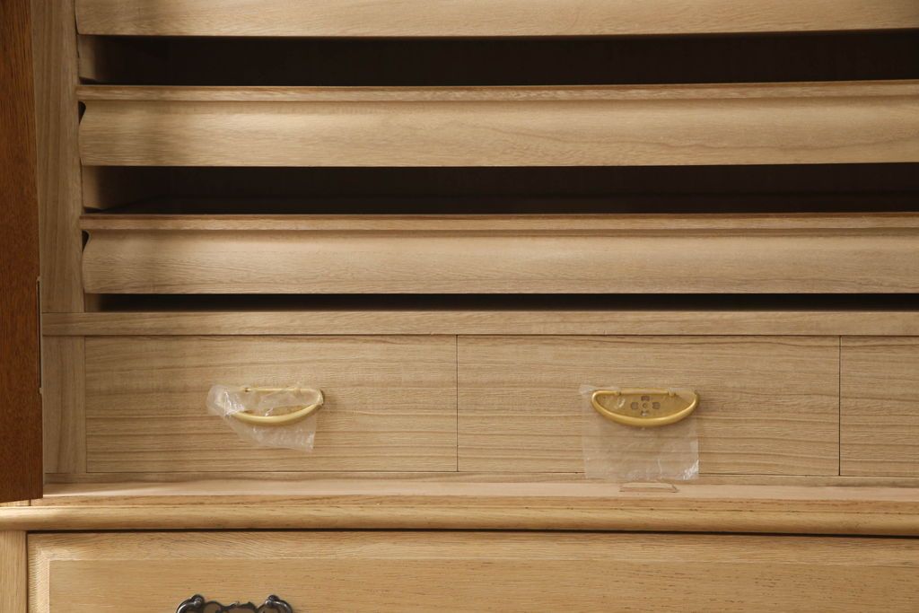 洋服箪笥を小さくリメイク!天板と台輪をカットし、シンプルなものに付け替え。幅も小さくリサイズ。取っ手と鍵穴隠しカバーを交換。塗装を剥離してクリアワックス仕上げ。