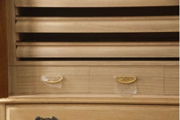 洋服箪笥を小さくリメイク!天板と台輪をカットし、シンプルなものに付け替え。幅も小さくリサイズ。取っ手と鍵穴隠しカバーを交換。塗装を剥離してクリアワックス仕上げ。