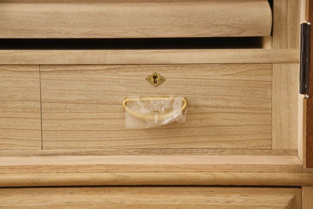 洋服箪笥を小さくリメイク!天板と台輪をカットし、シンプルなものに付け替え。幅も小さくリサイズ。取っ手と鍵穴隠しカバーを交換。塗装を剥離してクリアワックス仕上げ。