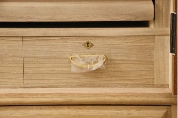 洋服箪笥を小さくリメイク!天板と台輪をカットし、シンプルなものに付け替え。幅も小さくリサイズ。取っ手と鍵穴隠しカバーを交換。塗装を剥離してクリアワックス仕上げ。