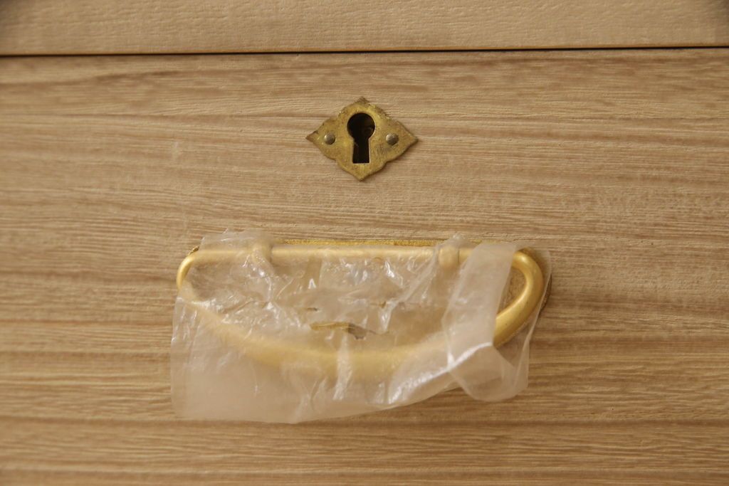 洋服箪笥を小さくリメイク!天板と台輪をカットし、シンプルなものに付け替え。幅も小さくリサイズ。取っ手と鍵穴隠しカバーを交換。塗装を剥離してクリアワックス仕上げ。