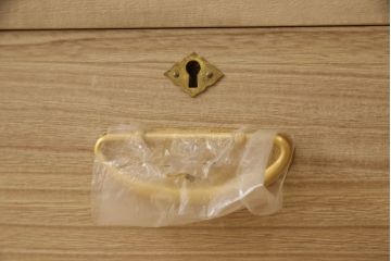 洋服箪笥を小さくリメイク!天板と台輪をカットし、シンプルなものに付け替え。幅も小さくリサイズ。取っ手と鍵穴隠しカバーを交換。塗装を剥離してクリアワックス仕上げ。