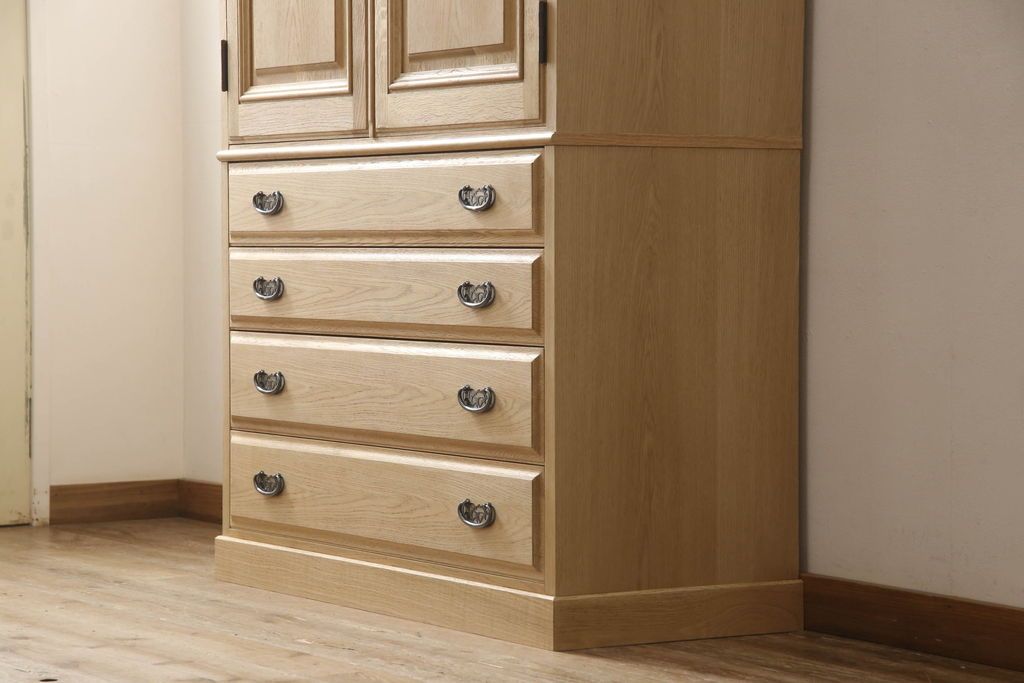 洋服箪笥を小さくリメイク!天板と台輪をカットし、シンプルなものに付け替え。幅も小さくリサイズ。取っ手と鍵穴隠しカバーを交換。塗装を剥離してクリアワックス仕上げ。