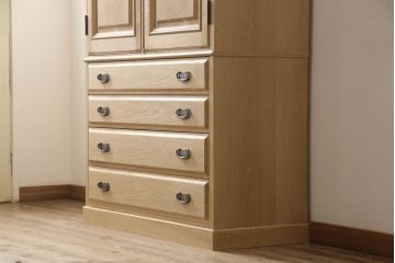 洋服箪笥を小さくリメイク!天板と台輪をカットし、シンプルなものに付け替え。幅も小さくリサイズ。取っ手と鍵穴隠しカバーを交換。塗装を剥離してクリアワックス仕上げ。