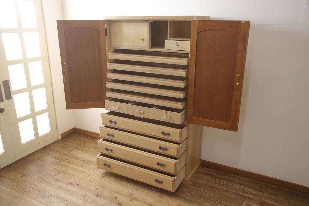 洋服箪笥を小さくリメイク!天板と台輪をカットし、シンプルなものに付け替え。幅も小さくリサイズ。取っ手と鍵穴隠しカバーを交換。塗装を剥離してクリアワックス仕上げ。