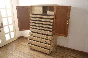 洋服箪笥を小さくリメイク!天板と台輪をカットし、シンプルなものに付け替え。幅も小さくリサイズ。取っ手と鍵穴隠しカバーを交換。塗装を剥離してクリアワックス仕上げ。